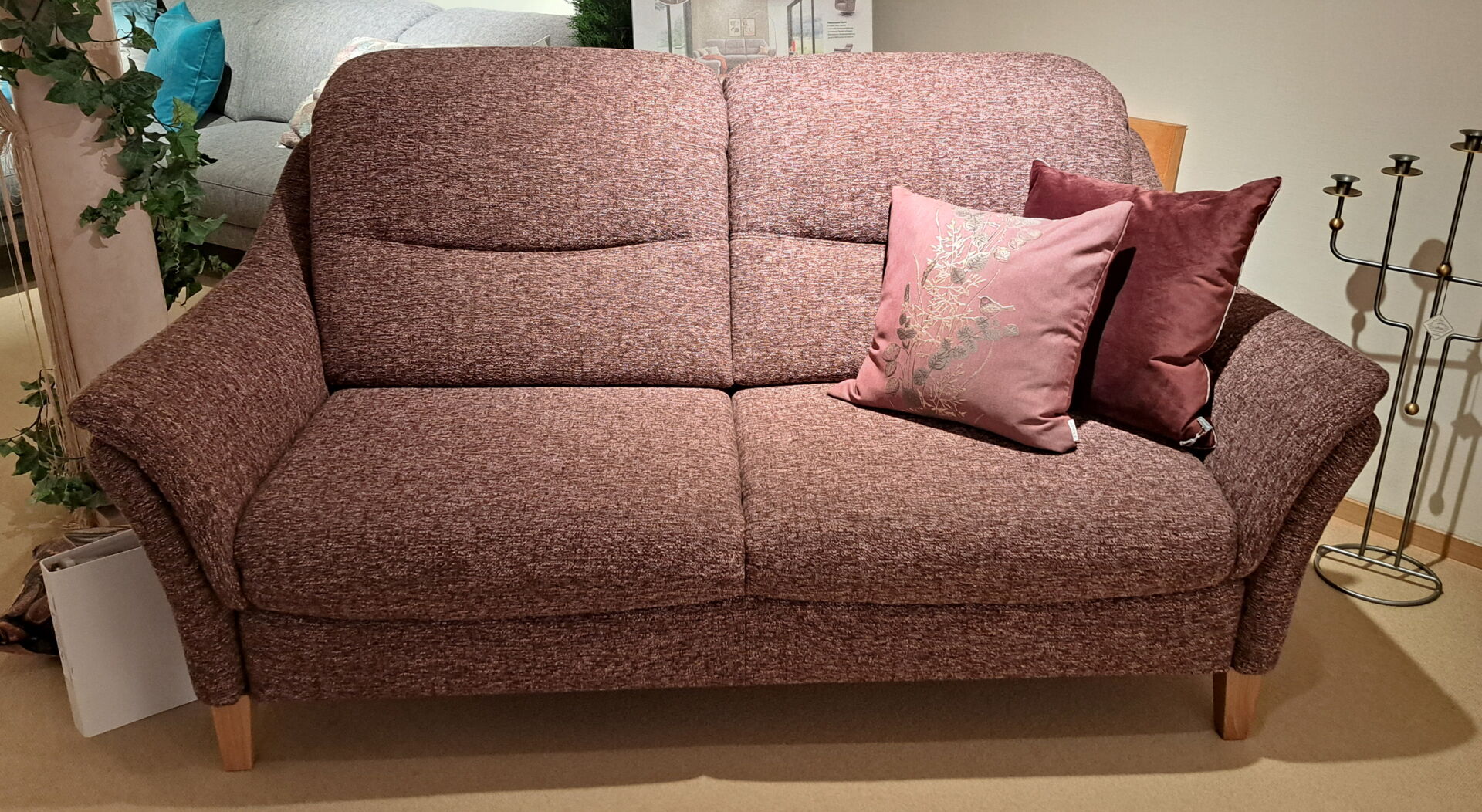 Modell Gavi Modell Gavi Sofa 2,5 sitzig  mit manuellem Sitzvorzug und Federkern mit 2x Kopfteilverstellung , Rücken original Stoff