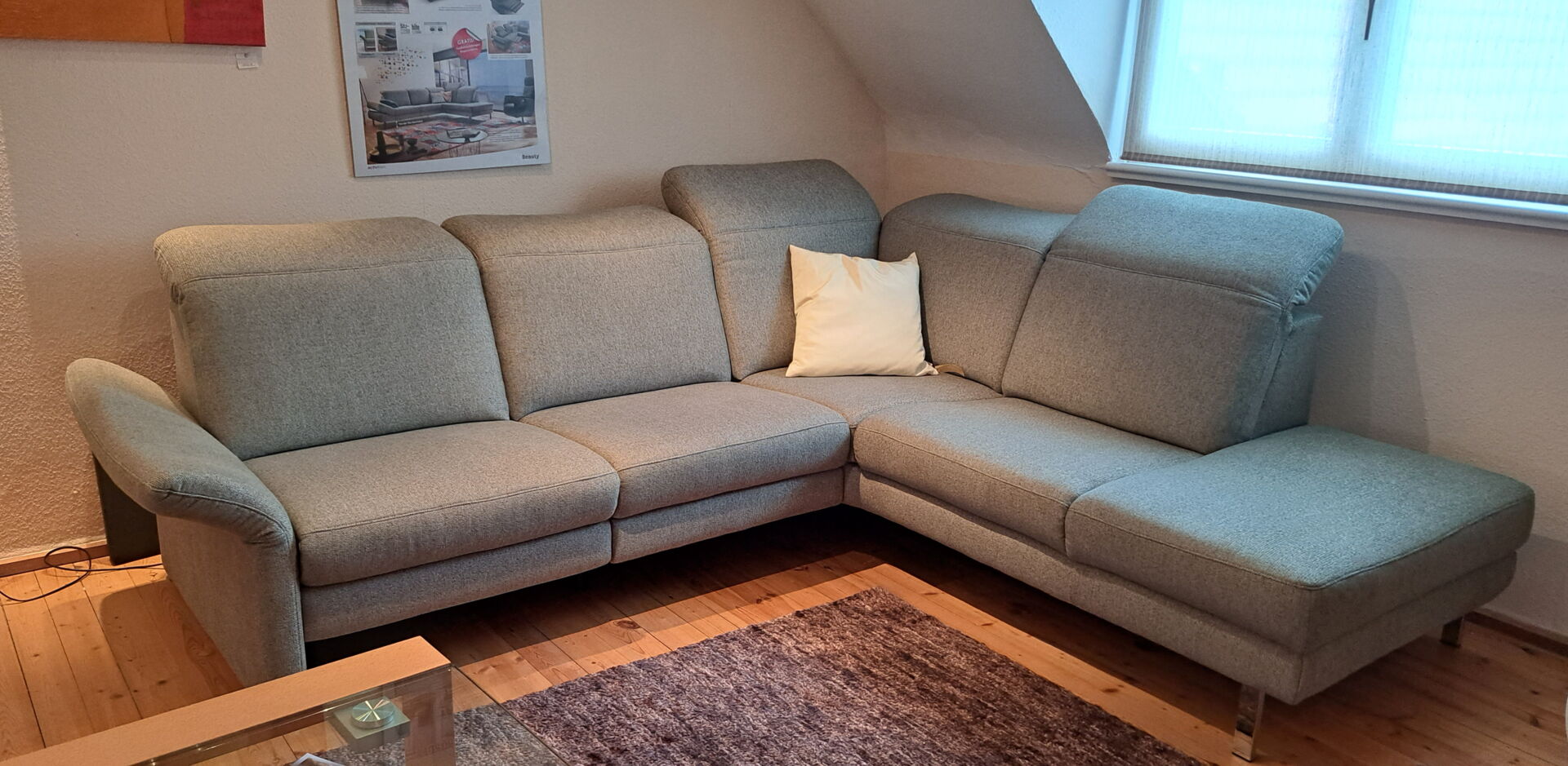 Modell Beauty Modell Beauty Polsterecke mit 1 motorischen Relaxfunktion  mit Klapparmlehne und 5x Kopfteilverstellung