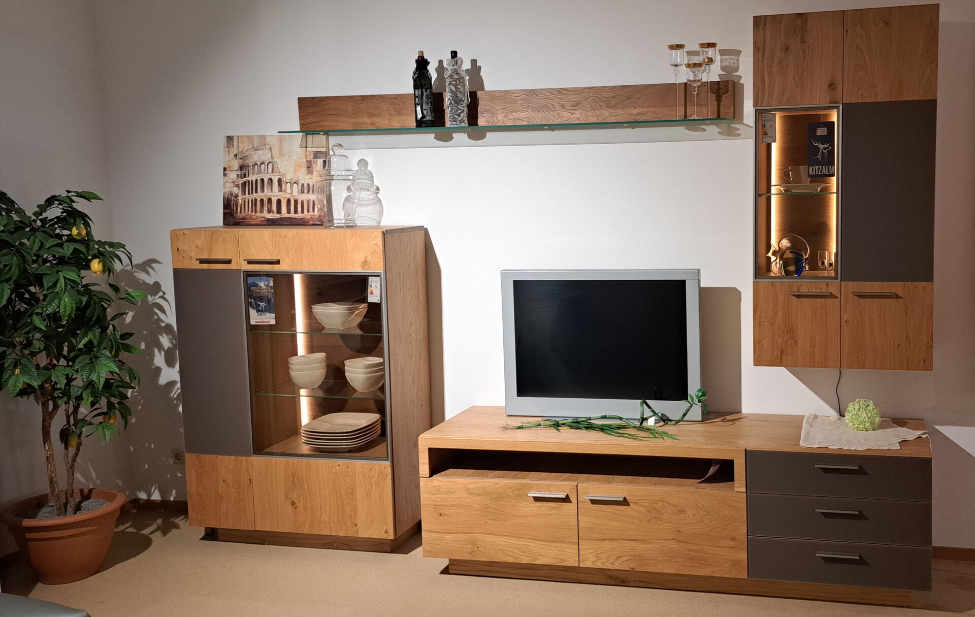 Modell Montana Modell Montana Wohnwand 4-tlg. Kernasteiche furniert mit Akzentglas Terra  und Rückwandbeleuchtung mit Fernsteuerung