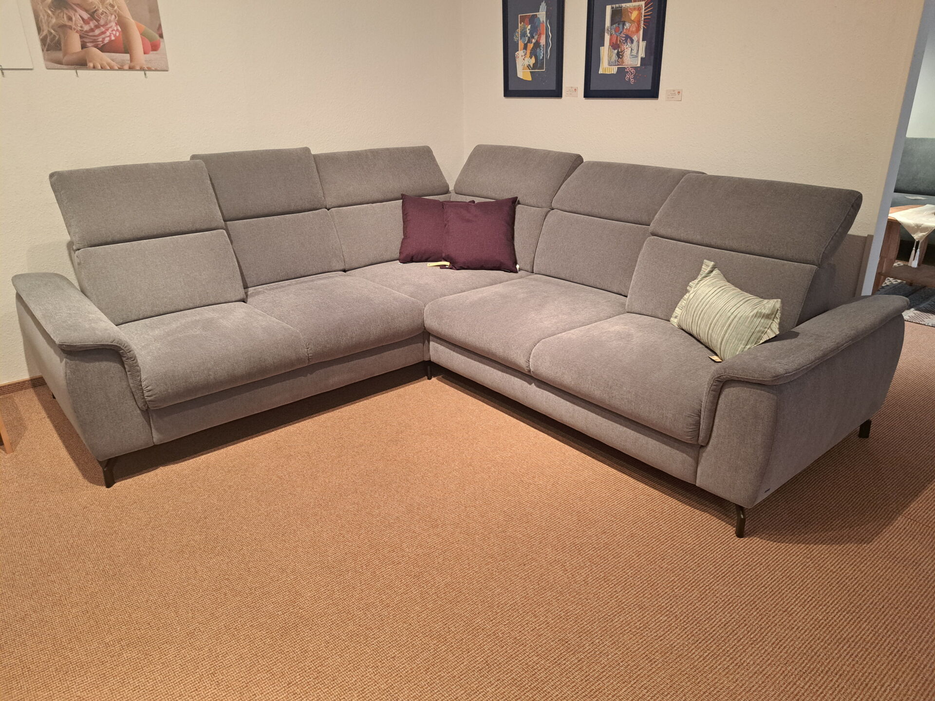 Polsterecke mit Metallfuss schwarz und 6x Kopfteilverstellung und 4x Sitztiefenverstellung Polsterecke mit Metallfuss schwarz und 6x Kopfteilverstellung und 4x Sitztiefenverstellung