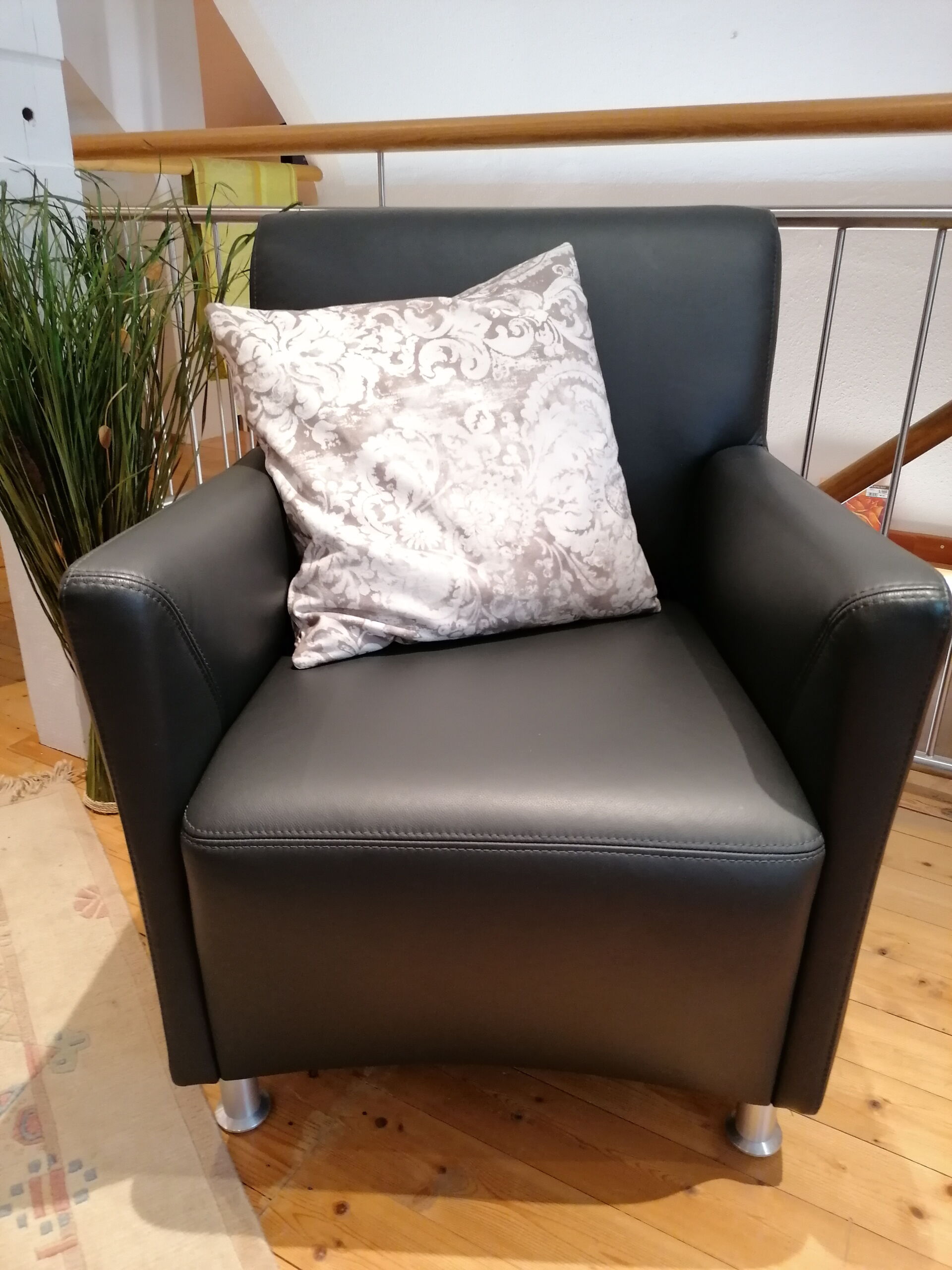 Einzelsessel Leder schwarz Einzelsessel Leder schwarz  B:72 cm H: 91 cm